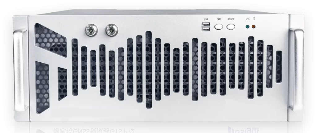 德思特 GTS P7 衛星導航（GNSS）模擬器硬體正面圖，採用白色機架式設計，配備波浪形散熱孔、RF 射頻介面、USB 埠與電源控制開關。