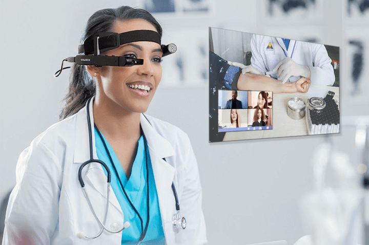 醫護人員佩戴 Vuzix AR 智能眼鏡進行遙距會診與多方視像巡診畫面展示