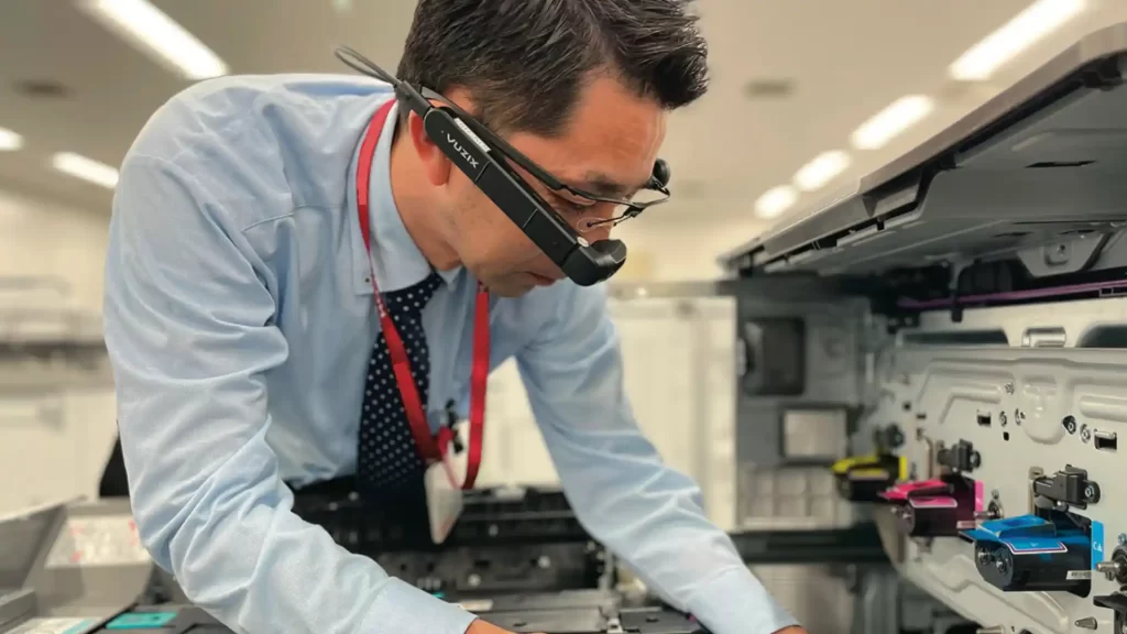 技術工程師佩戴 Vuzix AR 智能眼鏡進行設備檢修與遠端技術支援
