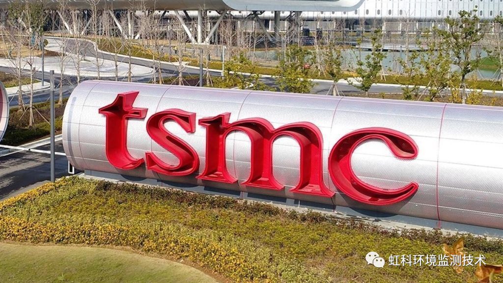 台積電(TSMC)半導體晶圓廠區大型紅色標誌外觀:展示晶圓廠環境監控與潔淨室技術應用場景,右下角附有「虹科環境監測技術」標籤。
